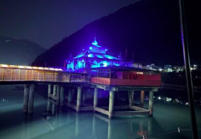 धारी देवी मंदिर परिसर को आकर्षक वॉल वॉशर लाइटिंग से सजाया गया