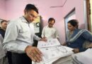 सब-रजिस्ट्रार कार्यालय में डीएम का औचक निरीक्षण