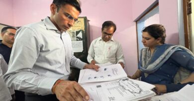 सब-रजिस्ट्रार कार्यालय में डीएम का औचक निरीक्षण