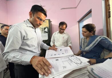 सब-रजिस्ट्रार कार्यालय में डीएम का औचक निरीक्षण
