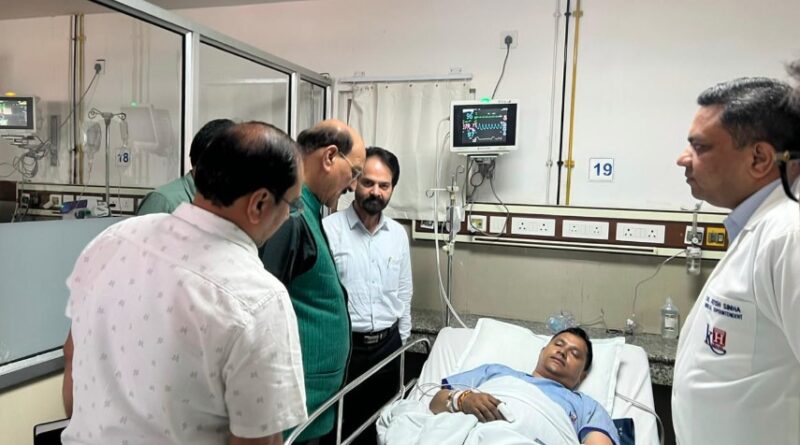 पैनेसिया हॉस्पिटल अग्निकांड- स्वास्थ्य मंत्री सुबोध उनियाल ने जाना मरीजों एवं घायल पुलिसकर्मियों का हाल