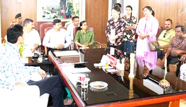 जनता दरबार में कमिश्नर दीपक रावत ने सुनी फरियादियों की जन समस्या