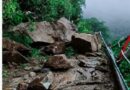 जंगलचट्टी क्षेत्र में केदारनाथ पैदल मार्ग पर गिरे बोल्डर, यात्रा पर लगी अस्थायी रोक