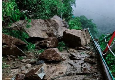 जंगलचट्टी क्षेत्र में केदारनाथ पैदल मार्ग पर गिरे बोल्डर, यात्रा पर लगी अस्थायी रोक