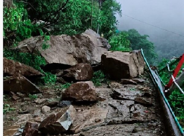 जंगलचट्टी क्षेत्र में केदारनाथ पैदल मार्ग पर गिरे बोल्डर, यात्रा पर लगी अस्थायी रोक