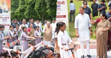 CM रेखा गुप्ता ने 9वीं की 200 छात्राओं को दीं साइकिलें, 1.40 लाख छात्राओं को मिलेगा लाभ