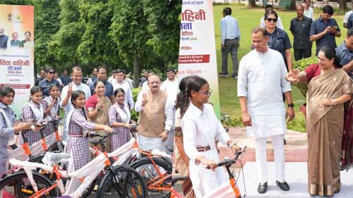 CM रेखा गुप्ता ने 9वीं की 200 छात्राओं को दीं साइकिलें, 1.40 लाख छात्राओं को मिलेगा लाभ