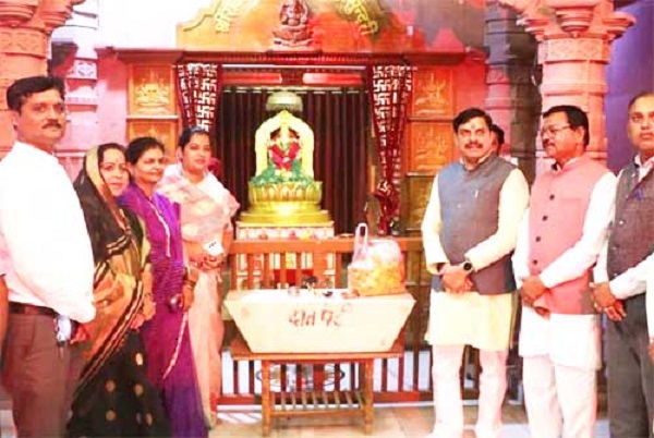 ओंकारेश्वर पहुंचे CM मोहन यादव ने सपत्नीक किए ज्योतिर्लिंग के दर्शन, पंचायतन मंदिर का शिलान्यास किया