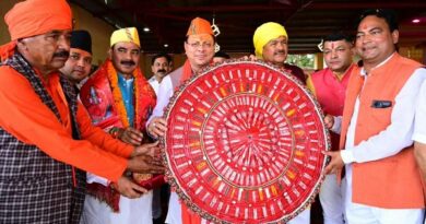 चम्पावत : देवीधुरा में फलों-फूलों से बरसी बग्वाल, ऐतिहासिक पाषाण युद्ध के साक्षी बने लाखों श्रद्धालु,सीएम धामी ने माँ वाराही के दर्शन कर प्रदेशवासियों की सुख-समृद्धि की कामना