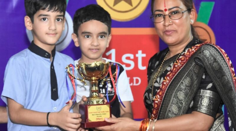 खेल मंत्री रेखा आर्या ने प्रतियोगिता के विजेता खिलाड़ियों को मेडल पहनाकर सम्मानित किया
