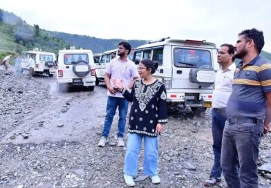 कपकोट के आपदा प्रभावित क्षेत्रों में डीएम अपूर्वा पाण्डे का स्थलीय निरीक्षण, सड़क की गुणवत्ता पर जताई नाराजगी