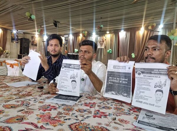 हल्द्वानी: छात्र संघ चुनाव से पहले NSUI के पूर्व अध्यक्ष प्रत्याशी कमल बोरा ने आर्यन बेलवाल को दिया समर्थन