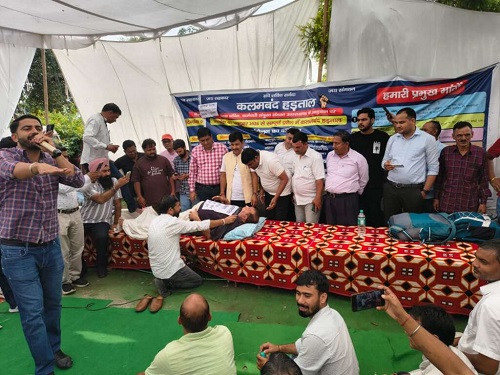 उत्तराखंड पैक्स सचिव एवं संयुक्त कर्मचारी संगठन की धरना प्रदर्शन का नौवाँ दिन कलमबंद हड़ताल जारी