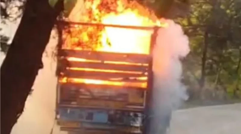 नैनीताल-काठगोदाम मार्ग पर पटाखों से भरे एक ट्रक में अचानक लगी आग