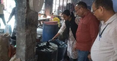 हल्द्वानी : एसडीएम मोनिका ने शहर के कई मिठाई, खिलौने बताशे बनाने वाले प्रतिष्ठानों और गोदामों में की छापेमारी
