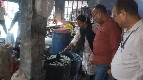 हल्द्वानी : एसडीएम मोनिका ने शहर के कई मिठाई, खिलौने बताशे बनाने वाले प्रतिष्ठानों और गोदामों में की छापेमारी