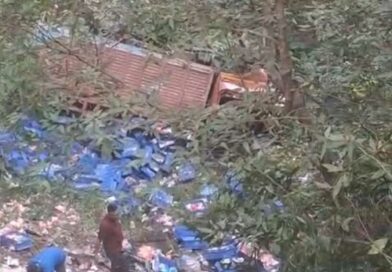 हल्द्वानी-नैनीताल रोड पर दूध से भरा ट्रक 200 फीट गहरी खाई में गिरा, चालक घायल