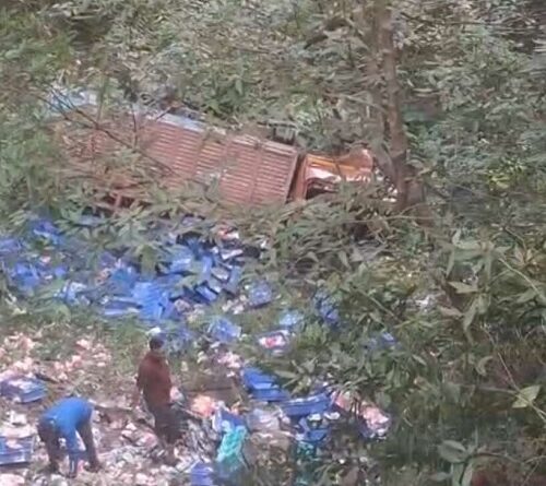 हल्द्वानी-नैनीताल रोड पर दूध से भरा ट्रक 200 फीट गहरी खाई में गिरा, चालक घायल